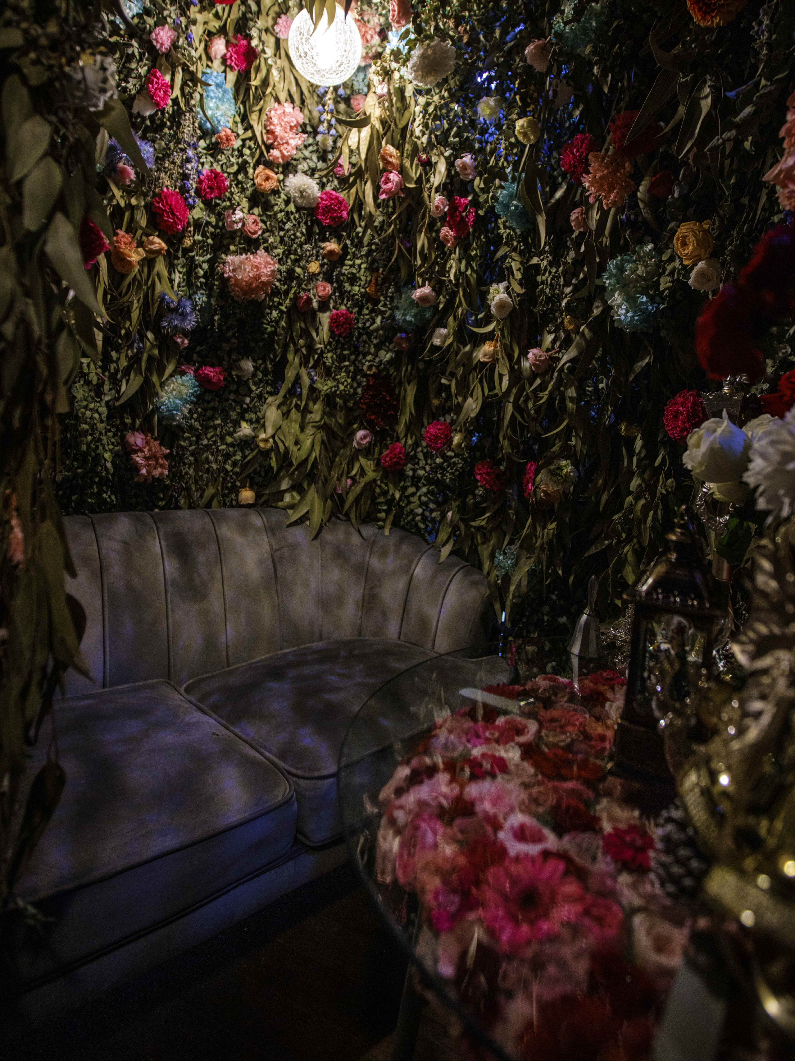 お席についていただきましたら、カクテルコースと、メニューのご案内をいたします。